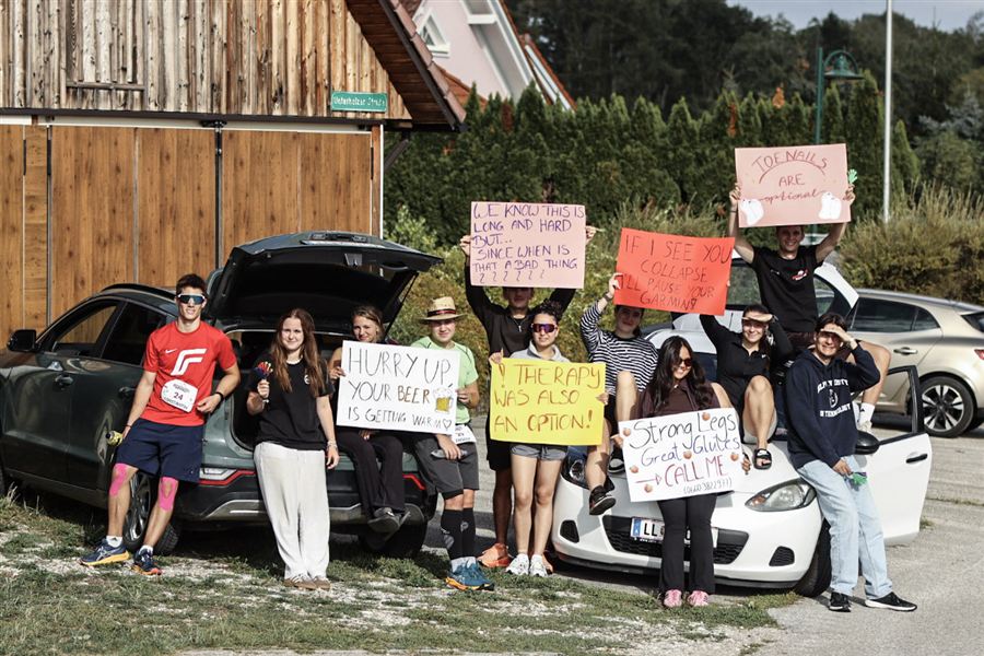 Die ganze Fangruppe mit Schildern feuert einen Läufer an
